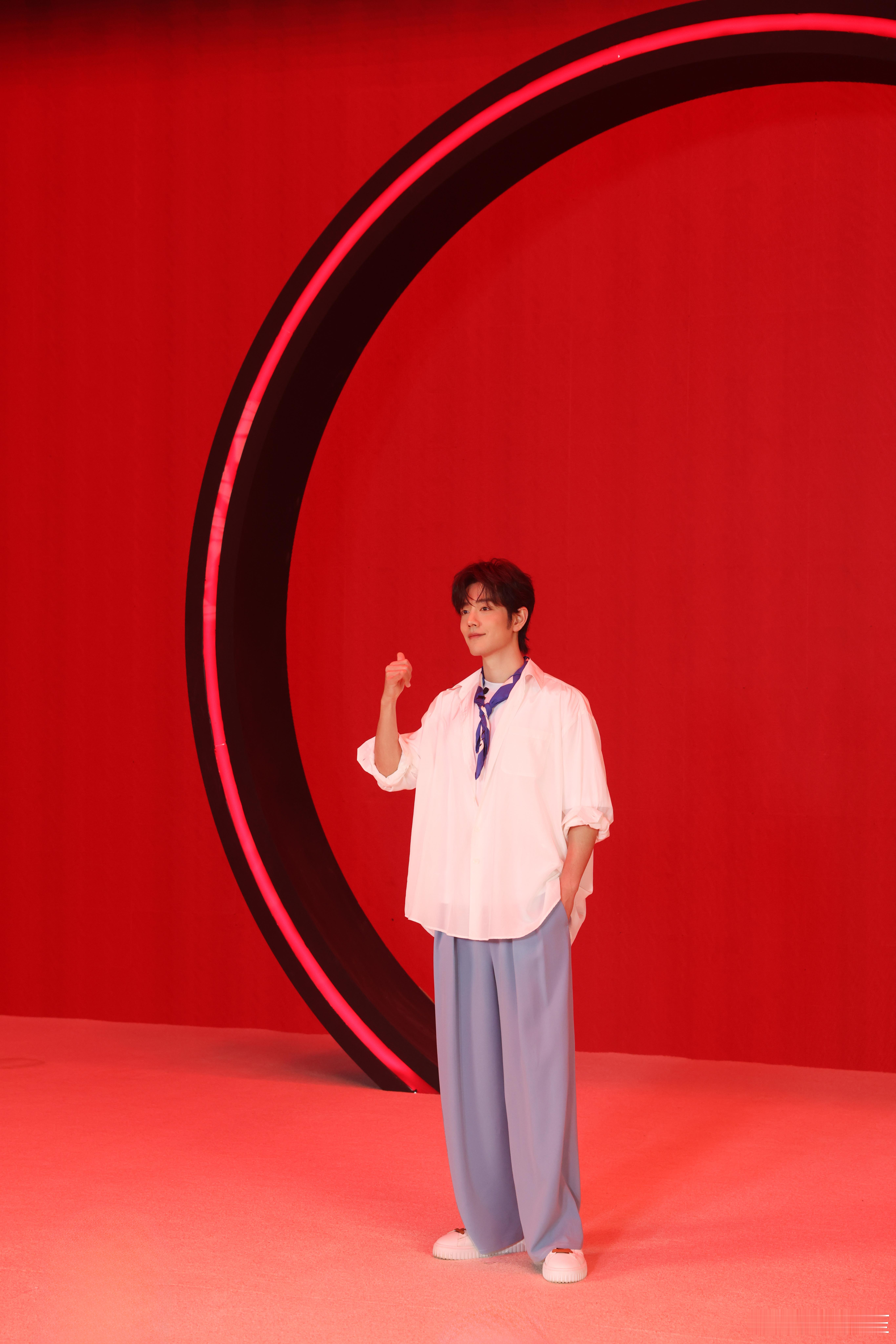 肖战今日六神直播出图，完全是男大生吧