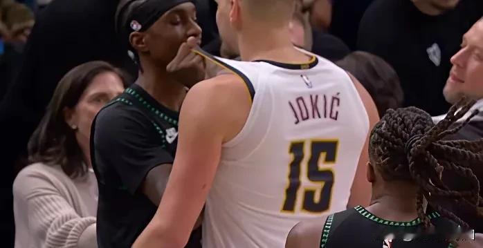 网上一边倒的喷森林狼，怪麦丹最后时刻垃圾时间还在扣篮，说没有人品，说不尊重对手。