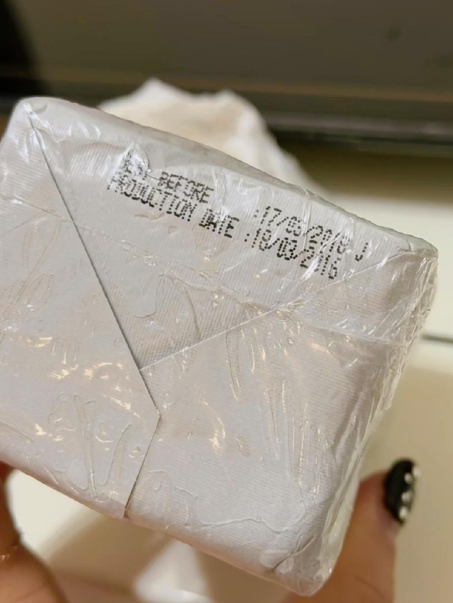 扒拉冰箱发现一块还没开封快十年的黄油 打开竟然还没变质哈哈哈哈哈 
我妈说可以吃