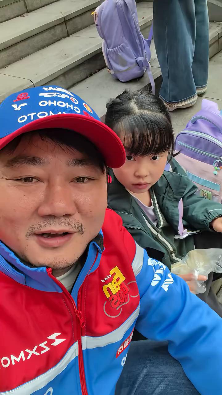 昨天晚上睡太晚了，起太晚了，没来得及吃早餐，在学校门口整几个饺子。