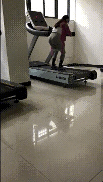 1：真的假的啊，跑步机是这样用的吗？
2：爱情，总是要有人踏出第一步啊。