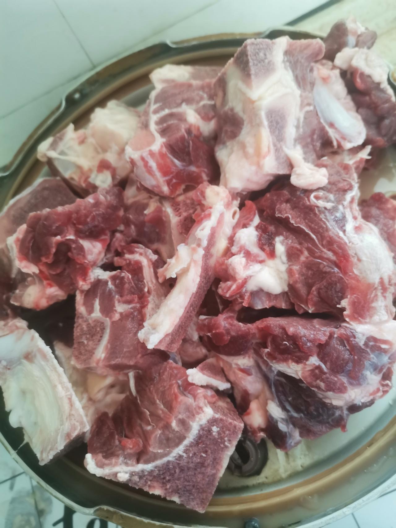 今天买了30多块钱的牛骨头，但不知道怎么炖。
我只知道用白萝卜炖比较好。
应该是