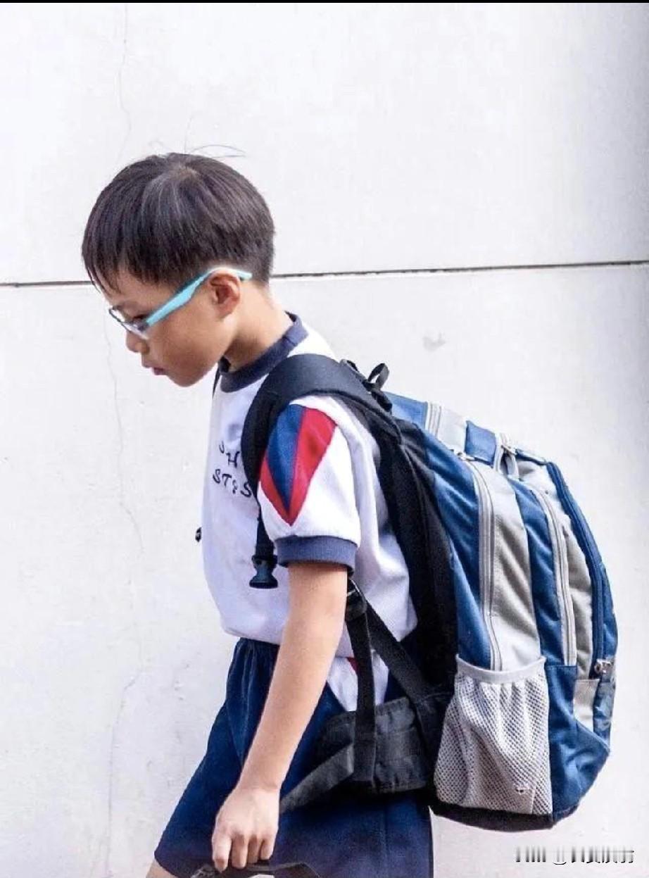 一个朋友的小孩患有抑郁症，当他带着孩子去本市的大医院看病时，竟然发现精神科的楼道