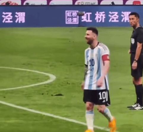 中国裁判霸气训斥球员 梅西一旁吃瓜偷笑2026美加墨世界杯期间，一段2023年阿