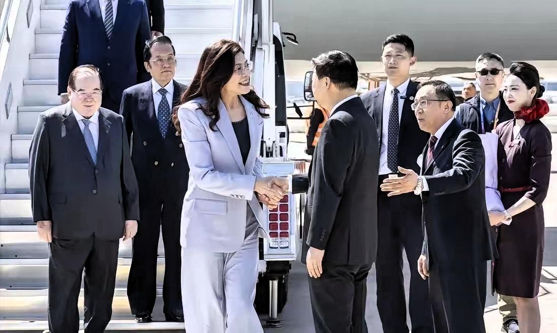 谁能想到，台北松山机场昨天飞出了一记“重磅炸弹”，冲击波直接掀翻了岛内的政治牌桌