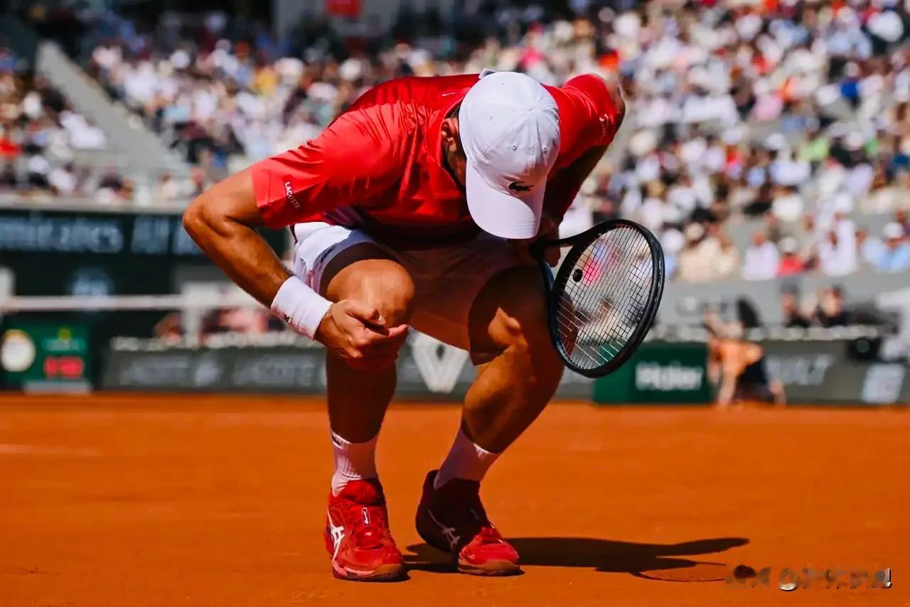 带伤作战的37岁老将🇷🇸德约科维奇继续前进，今天凌晨的法网男单上半区1/8决