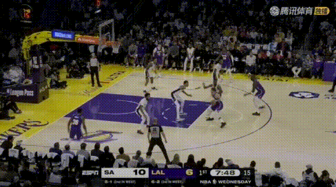 啥叫天赋——文班打得再烂也有神操作！
图1：艾顿操作完美，自以为晃开了他，结果还