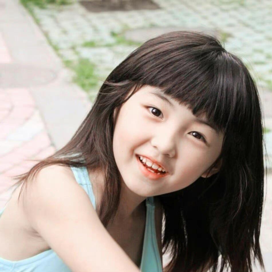 张子枫16年工龄也焦虑妈耶，张子枫6岁入行到现在16年的工龄过来才24岁[捂嘴哭