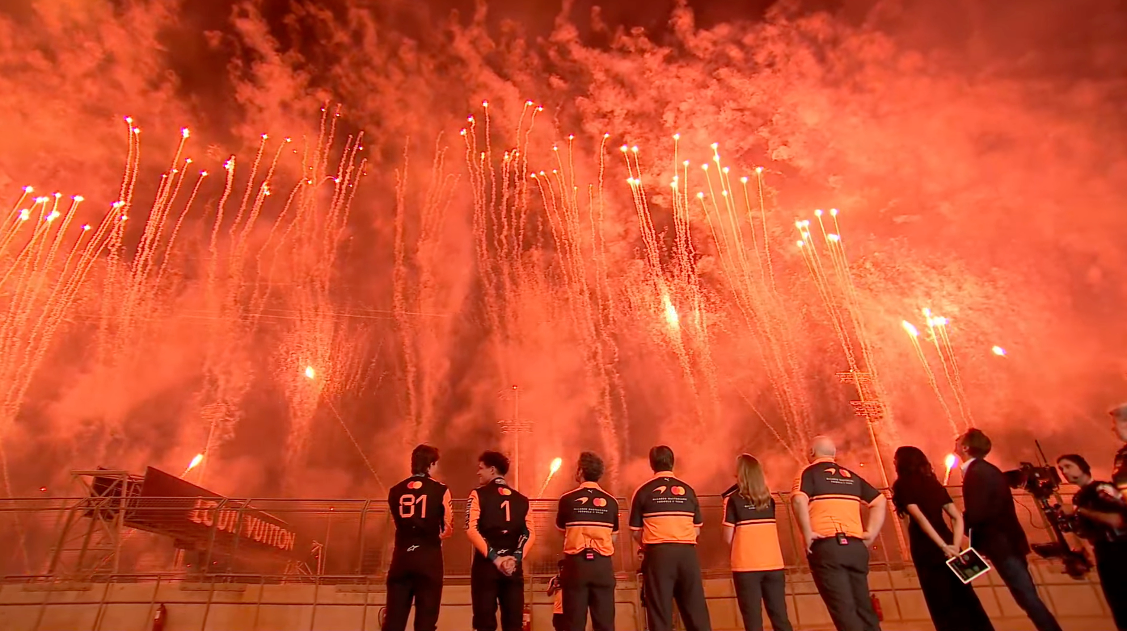 迈凯伦车队新车发布会后面还有彩蛋——烟花表演F12026F1赛车揭幕