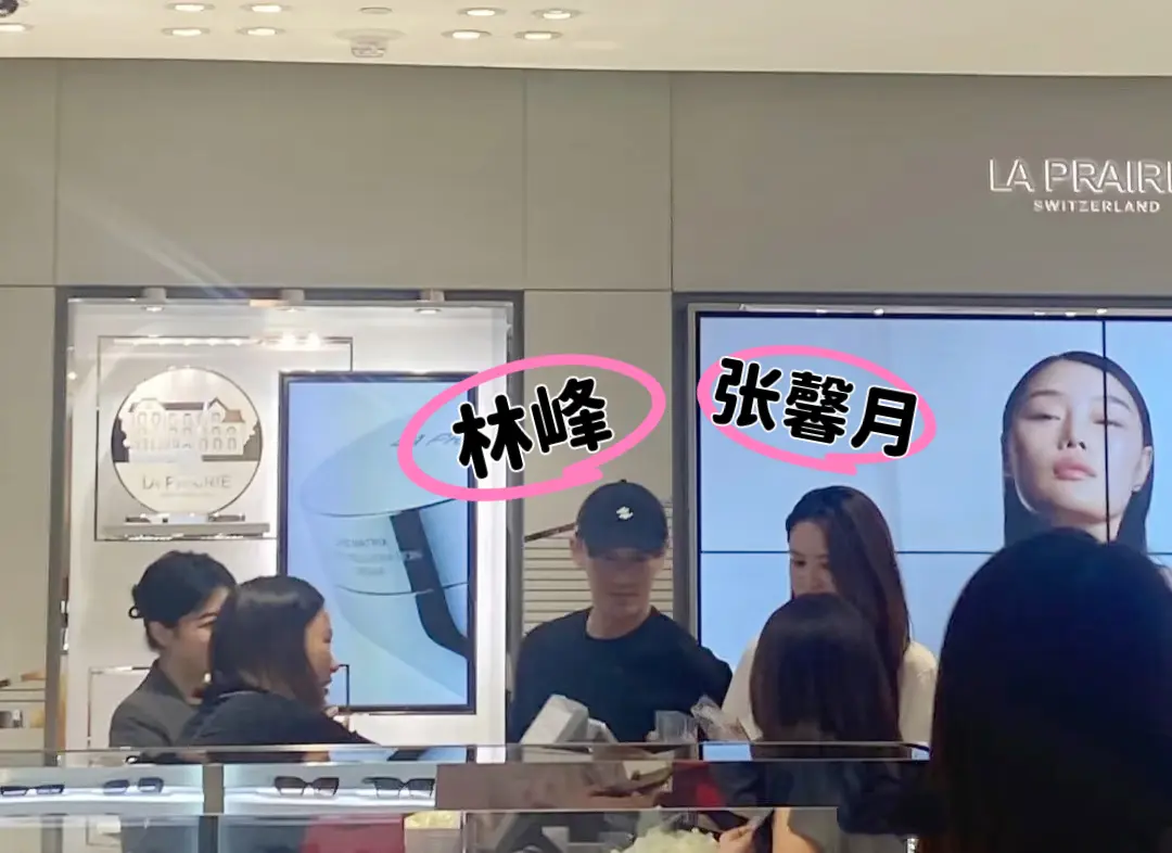 林峰带老婆澳门购物，夫妻俩选购墨镜。林峰还是很疼老婆的呀
