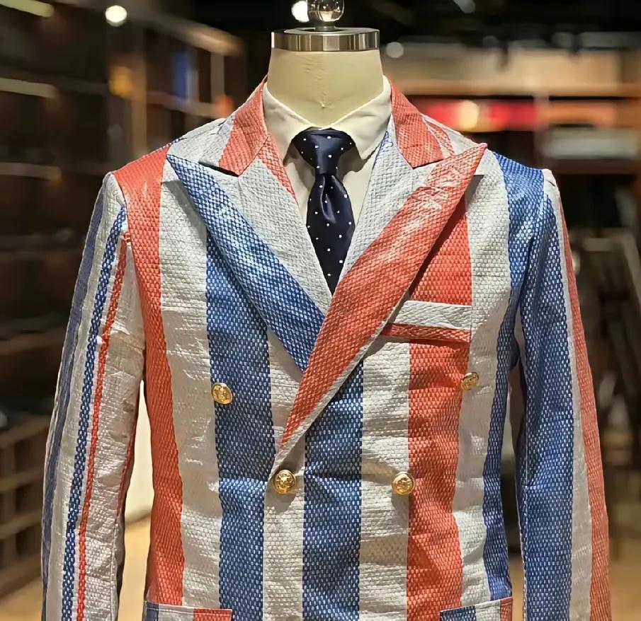 大设计师设计的衣服，从不骗穷人。
就这件像是用防雨布制作成的衣服，最低价都要数万