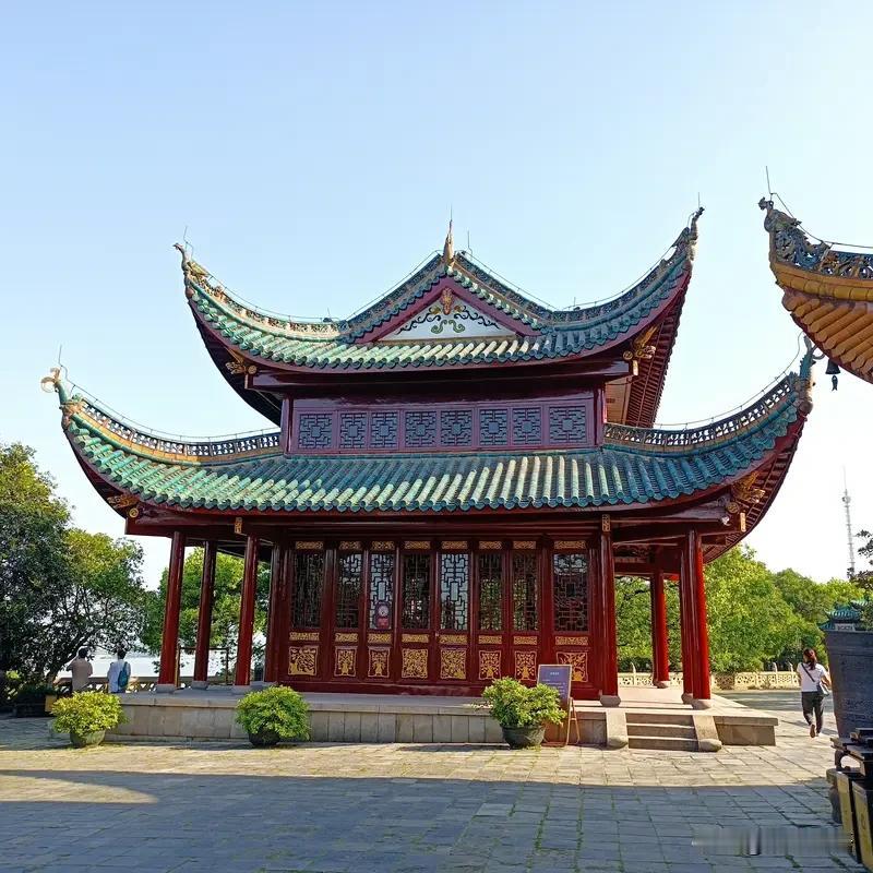 别只当千古美文读，范仲淹这篇本质是走心述职报告。借重修岳阳楼写景抒怀，先写洞庭风