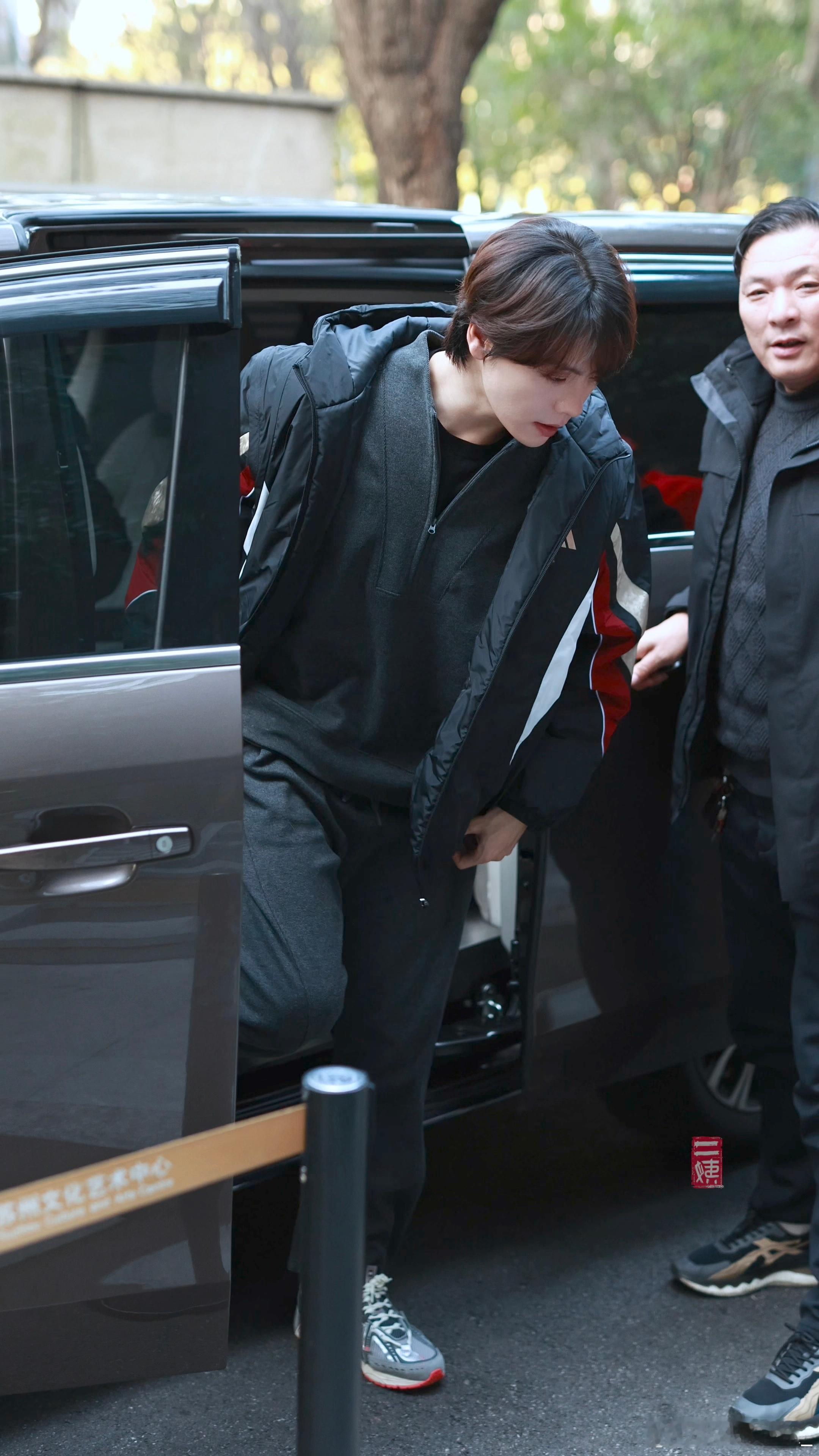 肖宇梁你这个下车也太勾人了吧！ 