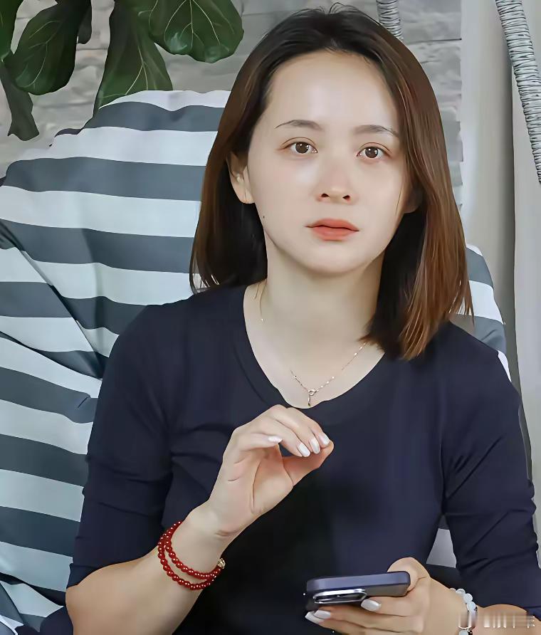 看到邓莎说自己是丧偶式婚姻我好奇查了一下她老公路行怪不得她能忍住九年不离婚，原来