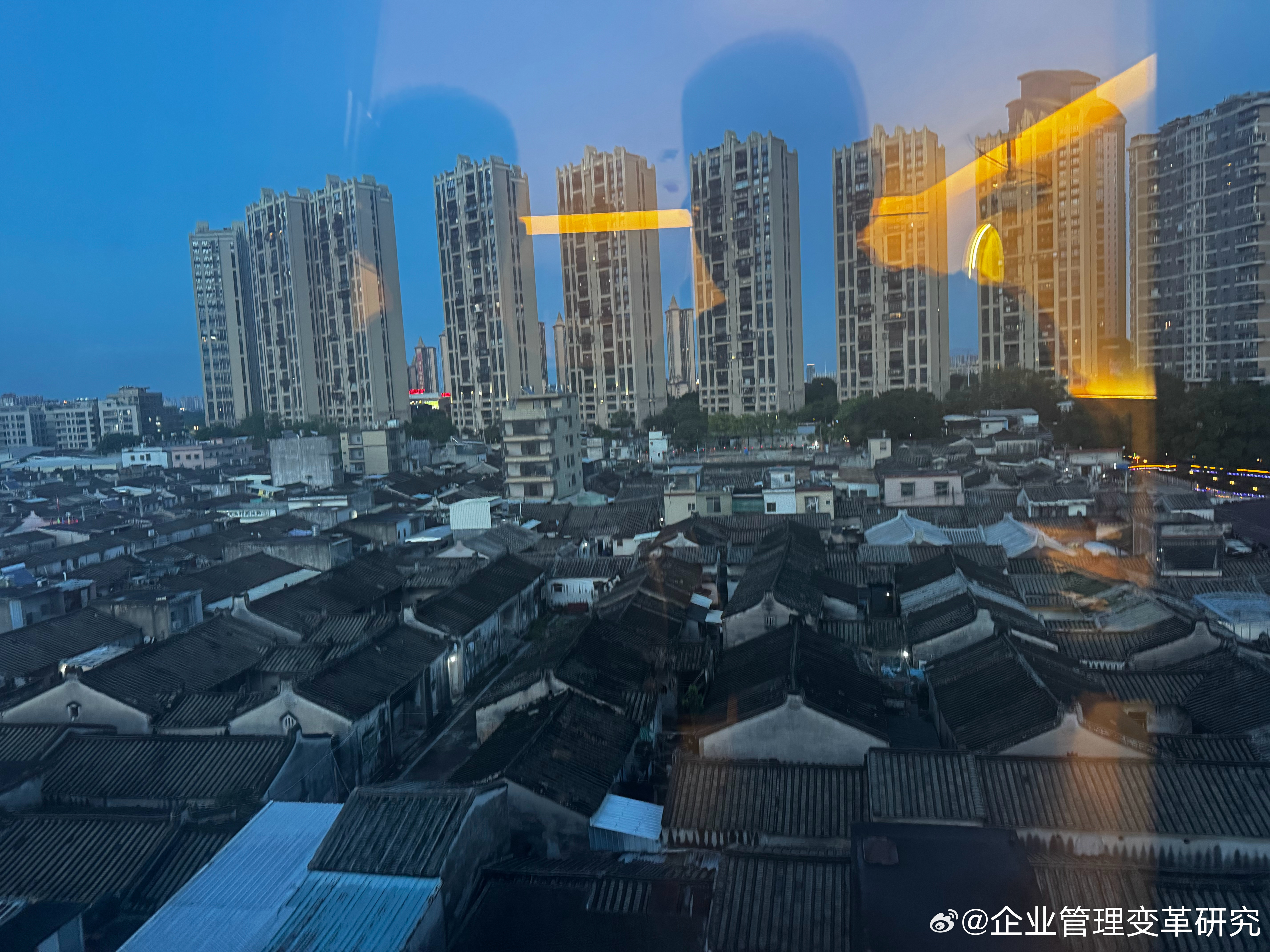 古建筑群和高楼大厦，传统和现代的融合。 望龙头村
