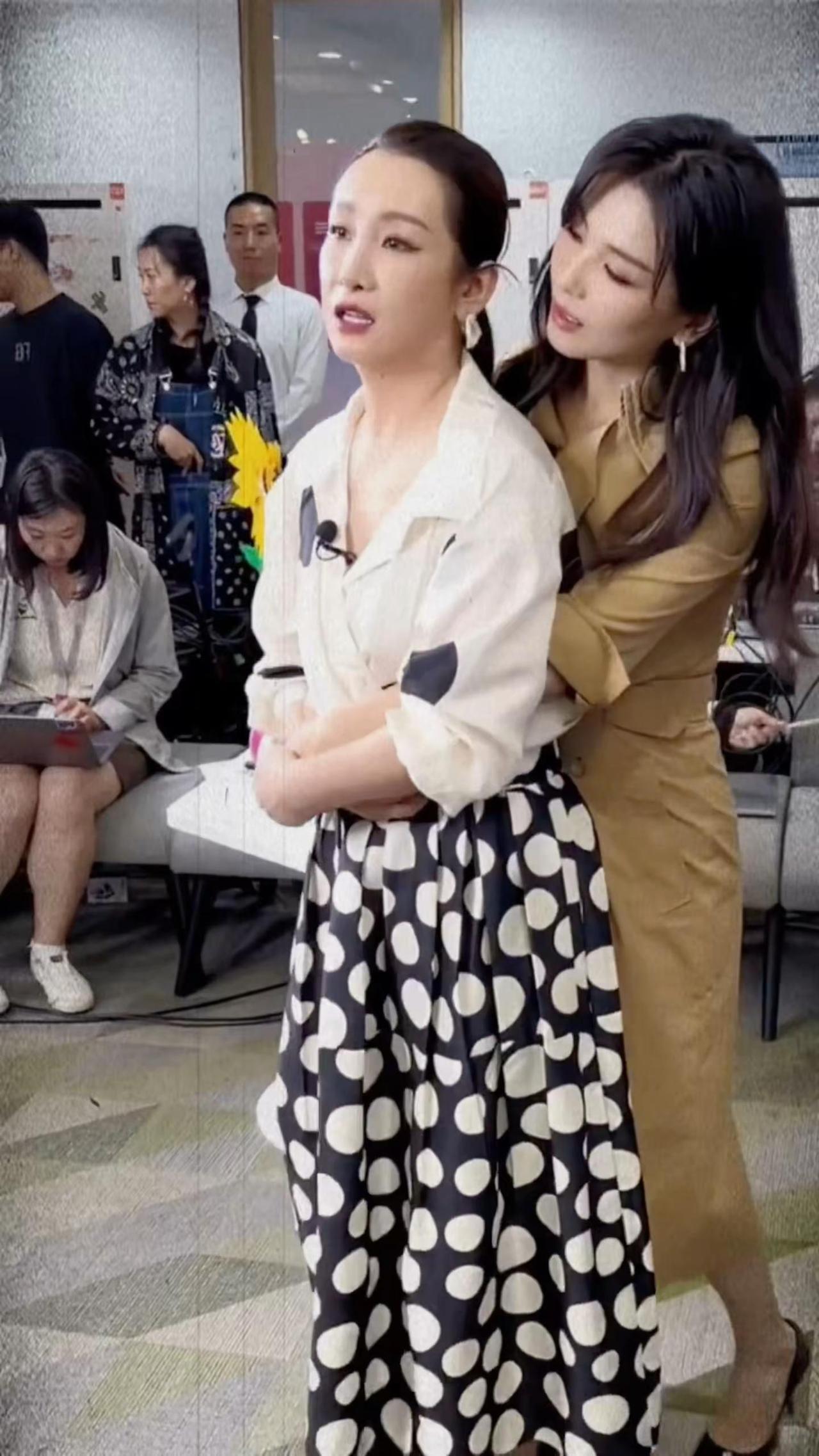 秦海璐被刘涛“锁死”身后，好甜啊！ 刘涛 秦海璐 一起美到发光 美人计百搭穿搭技