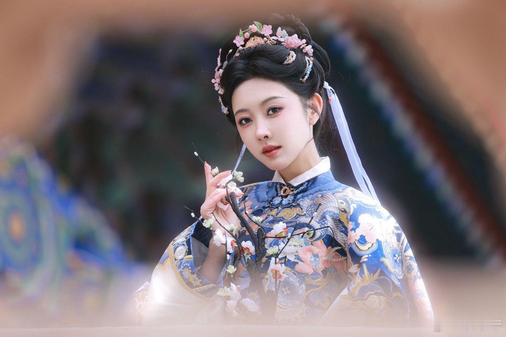 宣璐古言白月光来了 谁看了不说句绝！宣璐穿明制汉服，披风上的绣纹特精致，毛领显得