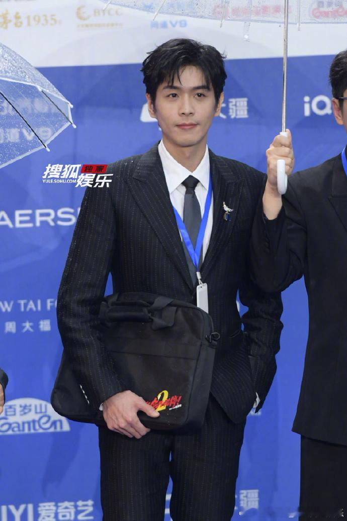 张若昀北影节生图状态被张若昀北影节的生图帅晕了，西装加身气场两米八，生图状态好到