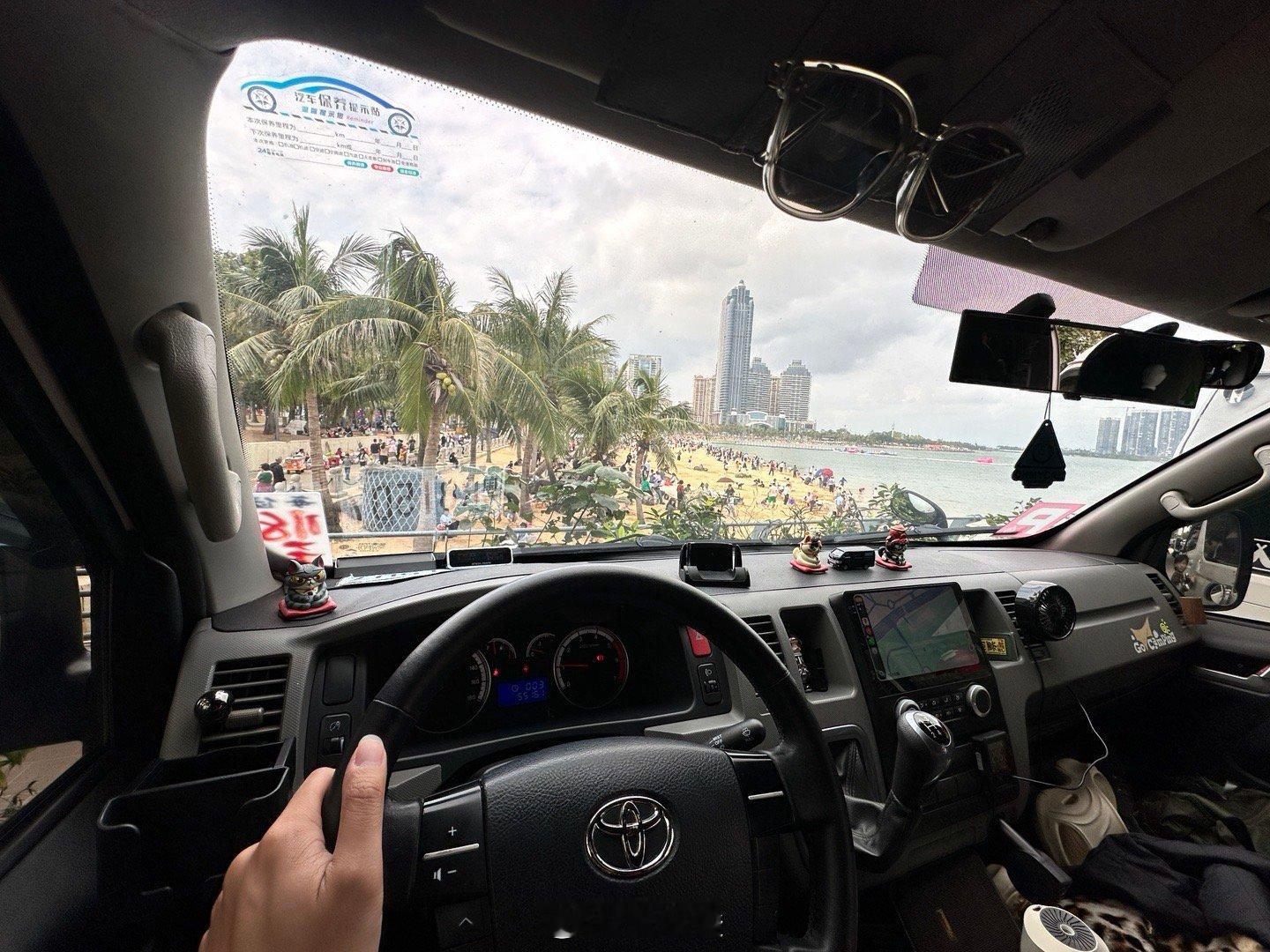 昨晚房车过夜的沙滩，早上起床一看，可太热闹了