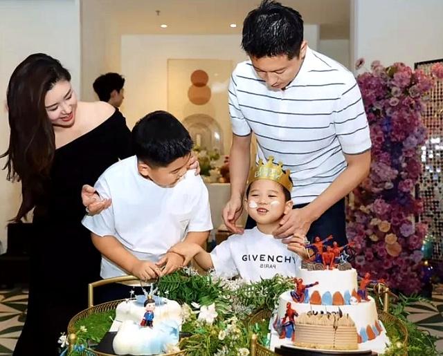 小寿星4岁啦！全家满是欢喜，却被8岁哥哥的壮实模样抢了镜，兄弟同框超有爱，快乐加