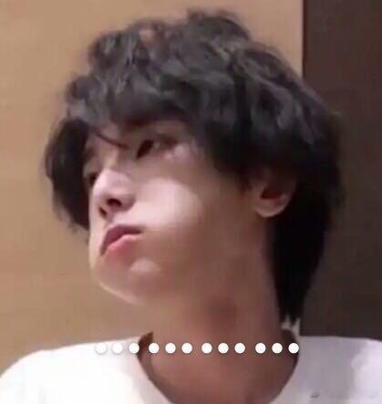 华晨宇喂猫吃巧克力蛋糕又是谁来害这个华晨宇了是猫咪看到蛋糕好奇过来看而已没喂给猫