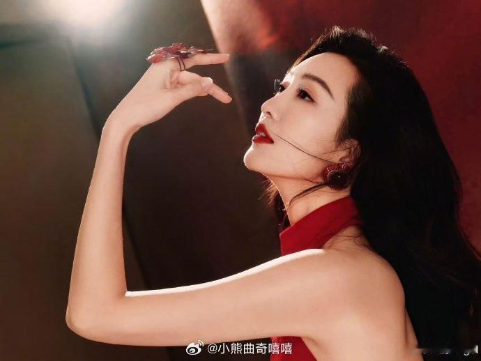 王鸥没有不一马当先的义务大侦探“养马”风潮来袭，王鸥率先用emoji谜语送上新春