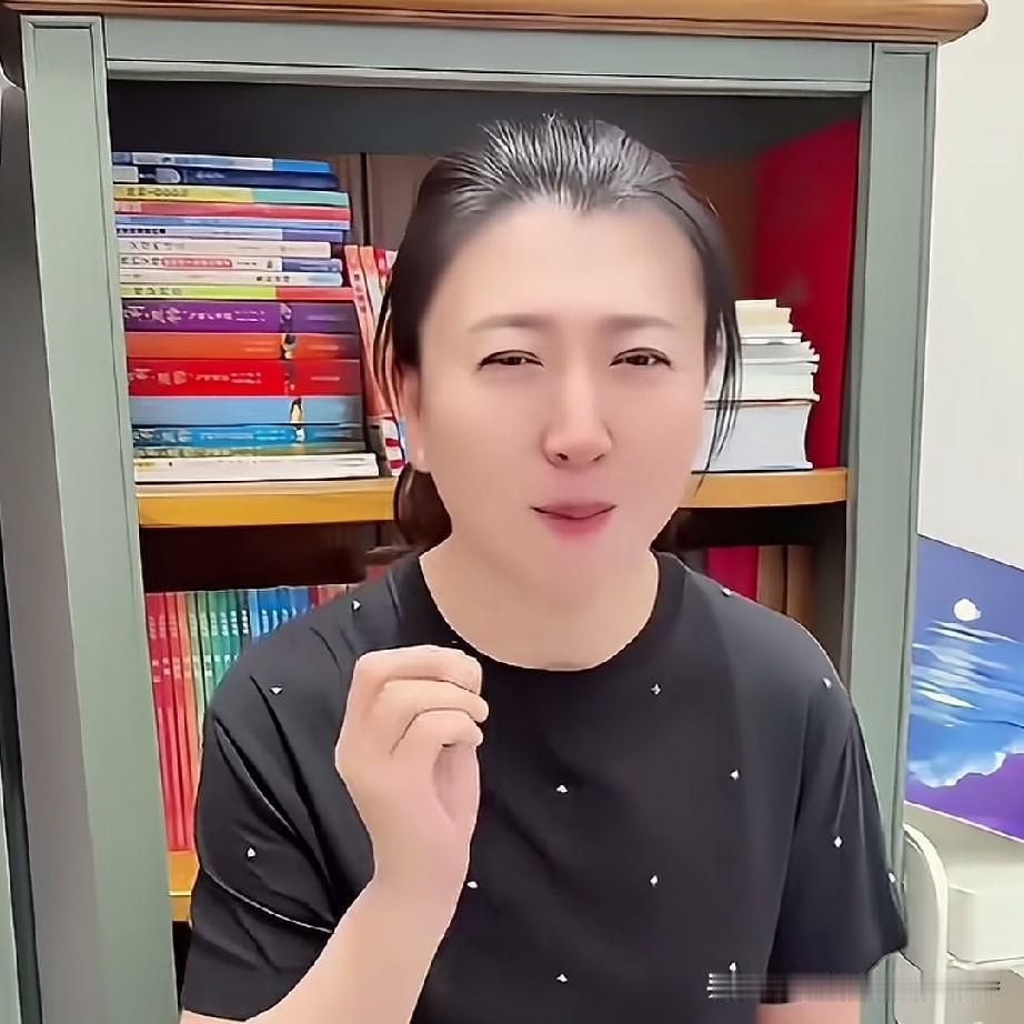 闫学晶给女性的心灵鸡汤又来了，她是这么说的:“关于钱的问题，你是怎么理解的？说句