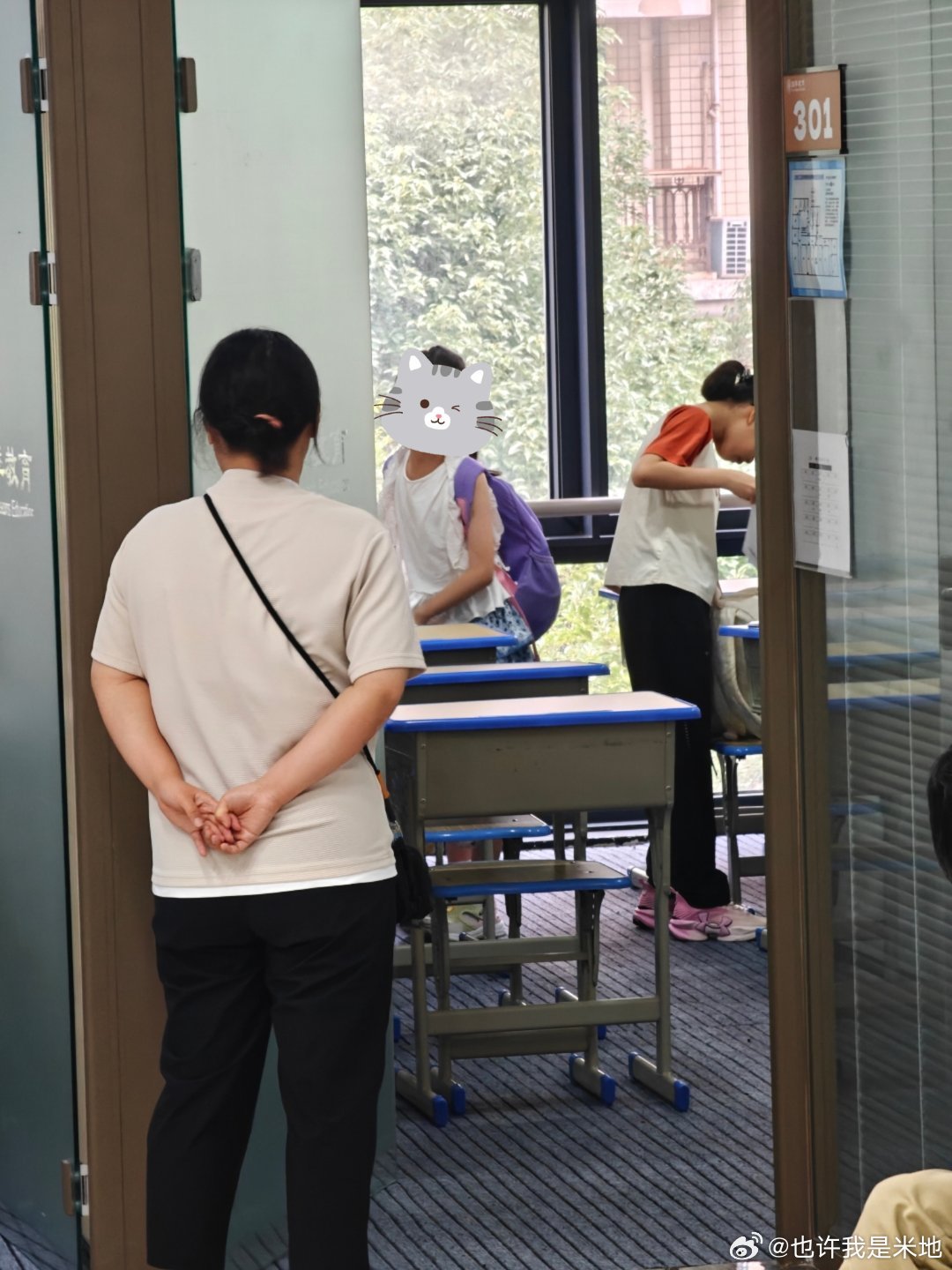 关乎米蛙头的故事 对于和人打交道，米蛙头常有点怂。今天她去上培训班，她妈就给她买