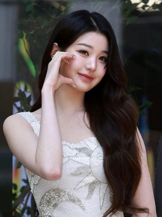 张元英白色一字肩长裙张元英身着白色一字肩长裙时，宛如从梦幻秘境中走来的仙子，整体