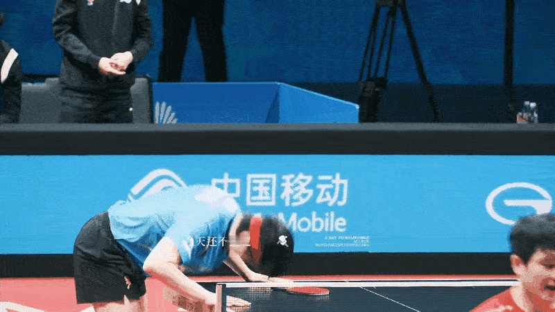 第一次见楚钦这样，脑袋磕桌子好大一声，真的很心疼！他很懊恼这一球！
他是想着就算