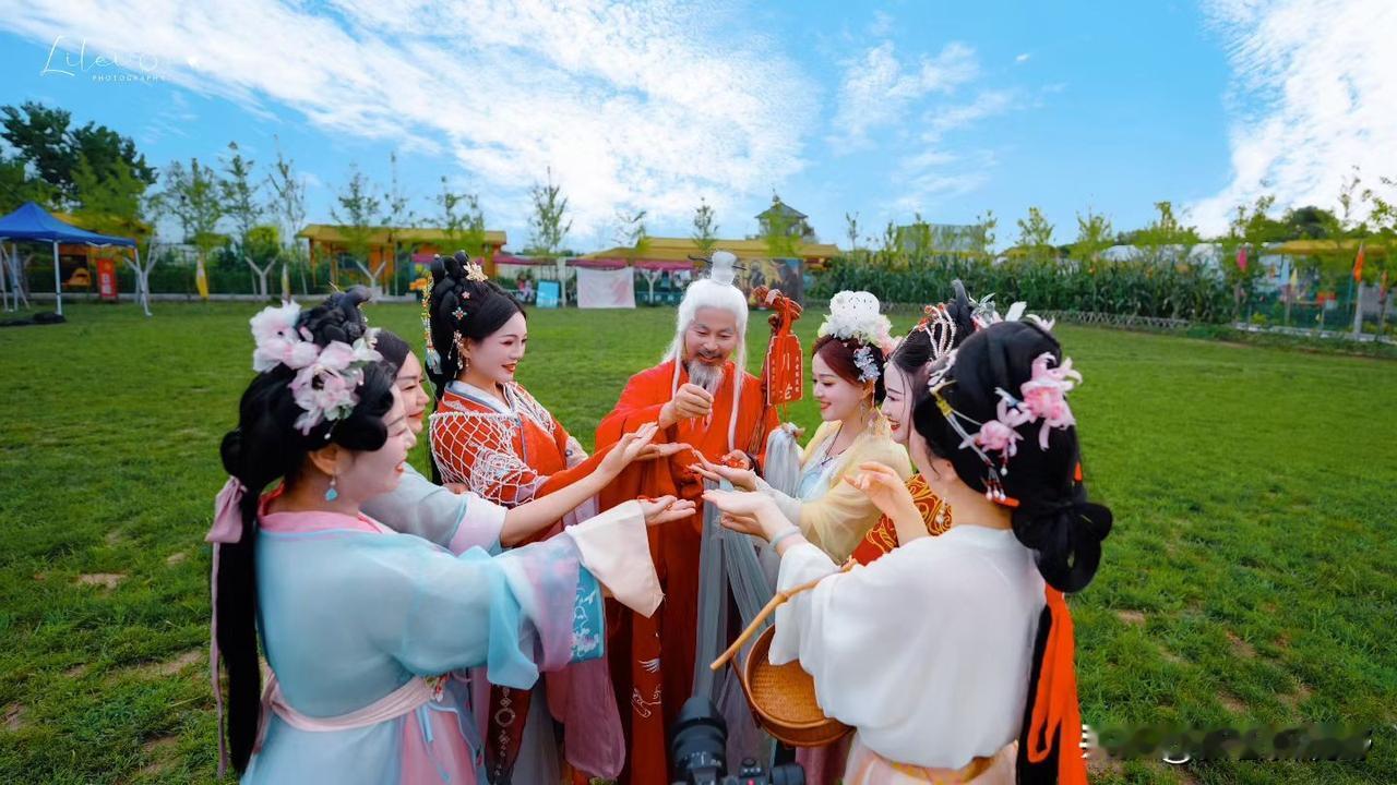穿越时空的聚会，汉服美人与白发老者共庆佳节秀秀你的汉服照片吧 分享一张你的汉服照