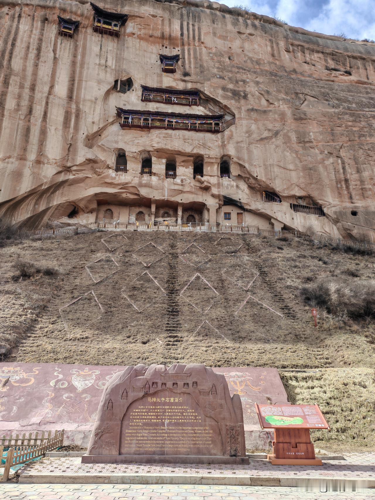 晒图笔记大赛这是我曾经去这个甘肃马蹄寺所拍下的实拍图，我认为甘肃马蹄寺的这个石窟
