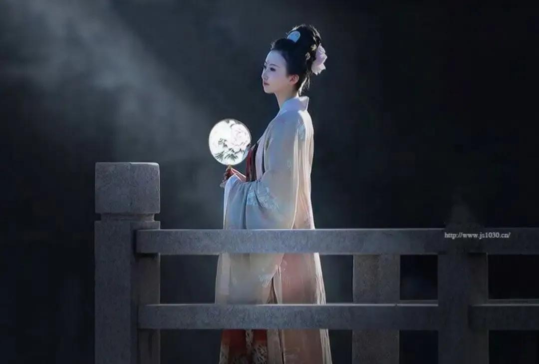 上联：楼阁藏月，明了佳人忘乡愁；
下联：？？？