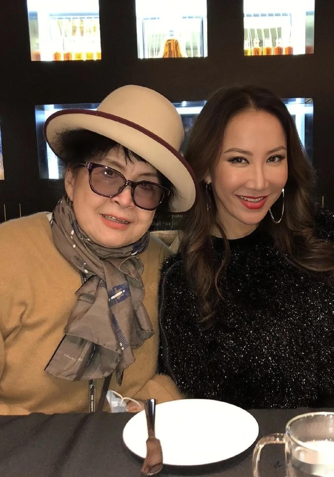 以李玟的自身条件，找一个青年才俊完全不是问题，为什么嫁给大自己16岁的三婚富商？