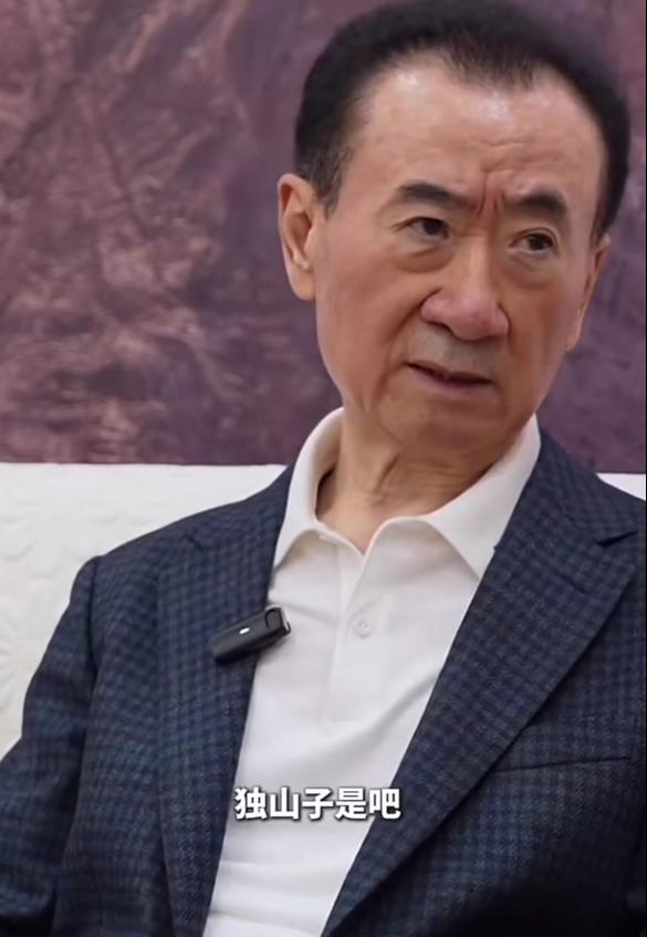 近日，万达集团董事长王健林到克拉玛依考察。从曝出的视频看，老王又瘦了，但精神矍铄