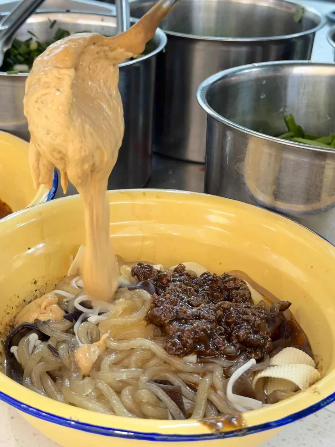 在上海‼️吃到了黏糊糊的豌杂面🍝