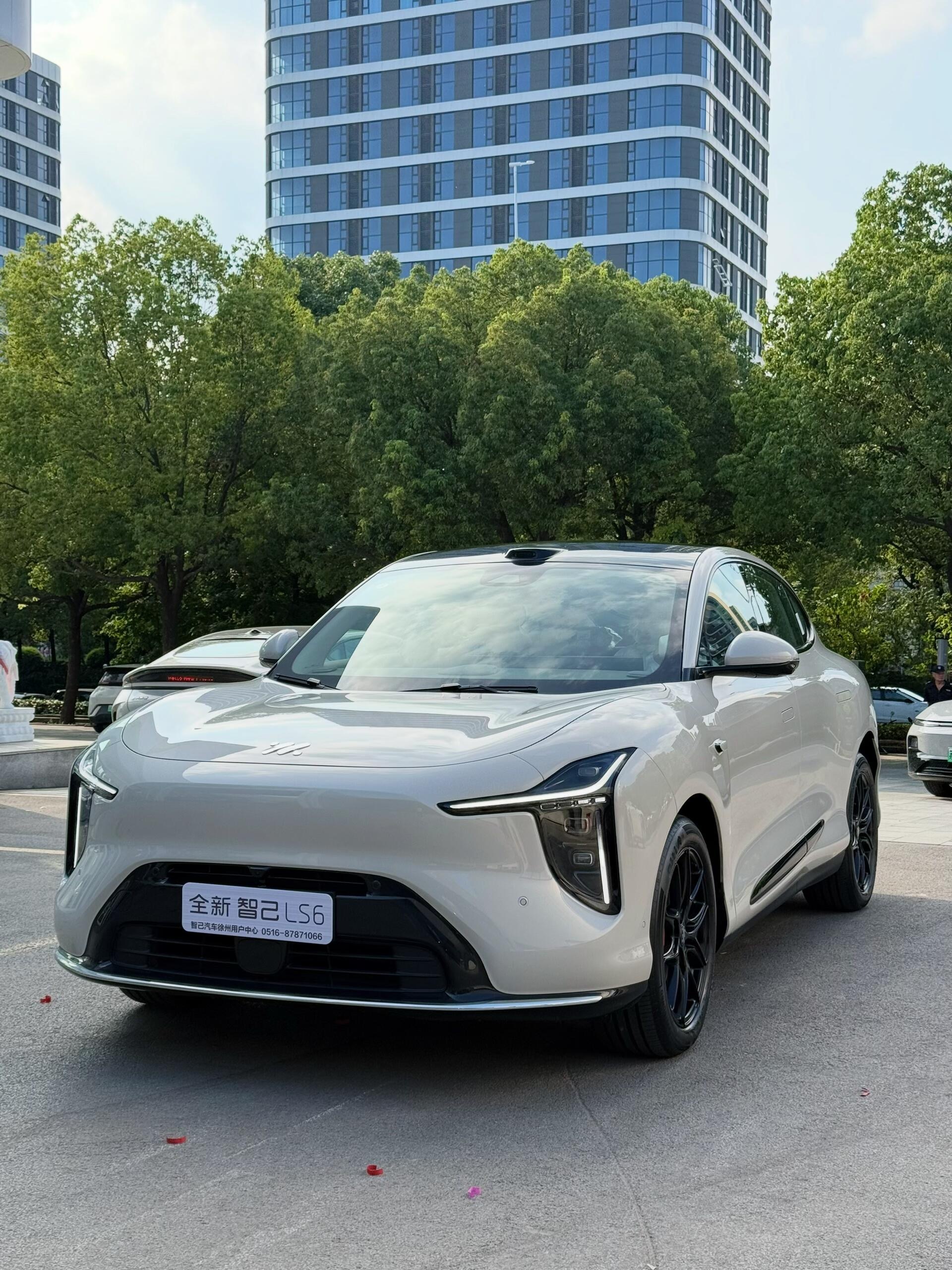 20万级想拿下大五座智能纯电SUV，智己LS6直接把门槛打下来了，上市权益价19