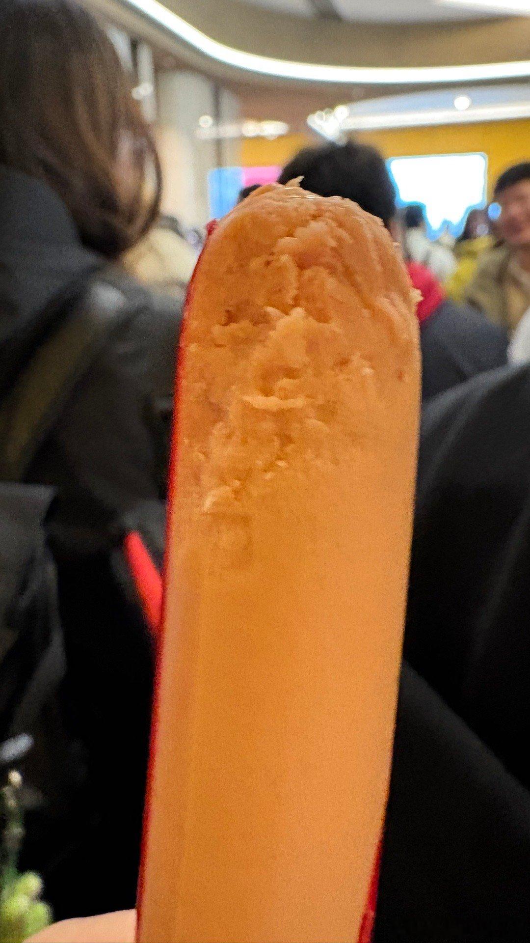 成毅[超话]天地剑心追剧团  排队进场实在无聊，我默默从兜里掏出来一根火腿肠，粉