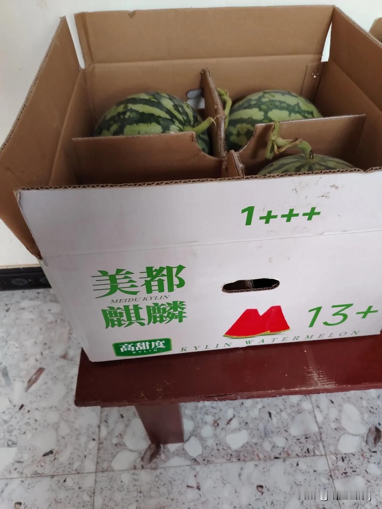 第二次在新沟买的西瓜，本地露天的西瓜，瓜皮的颜色来看就不是熟瓜，但是天气温度高，