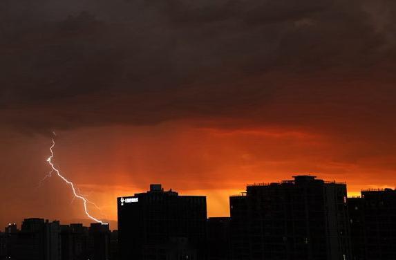 杭州暴雨 一边是狂风暴雨，冰雹雷电，一边是晚霞满天，这就是今天的杭州