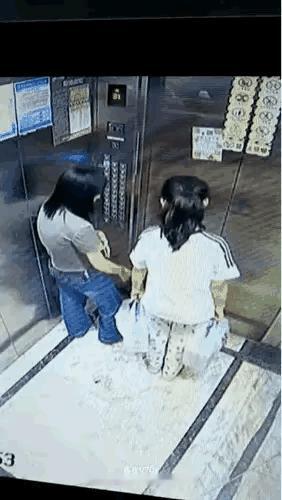不能理解这个母女俩的做法，她们已经上到31层了，下了电梯到家就可以了，为什么还要