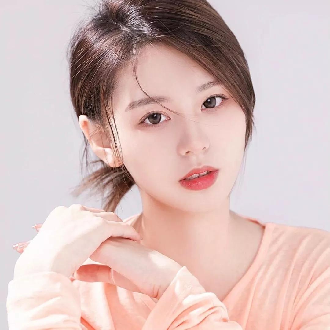 温柔甜美的少女，温柔的色调，温柔的氛围，温柔的微笑。少女感笑容 少女感微笑女孩 