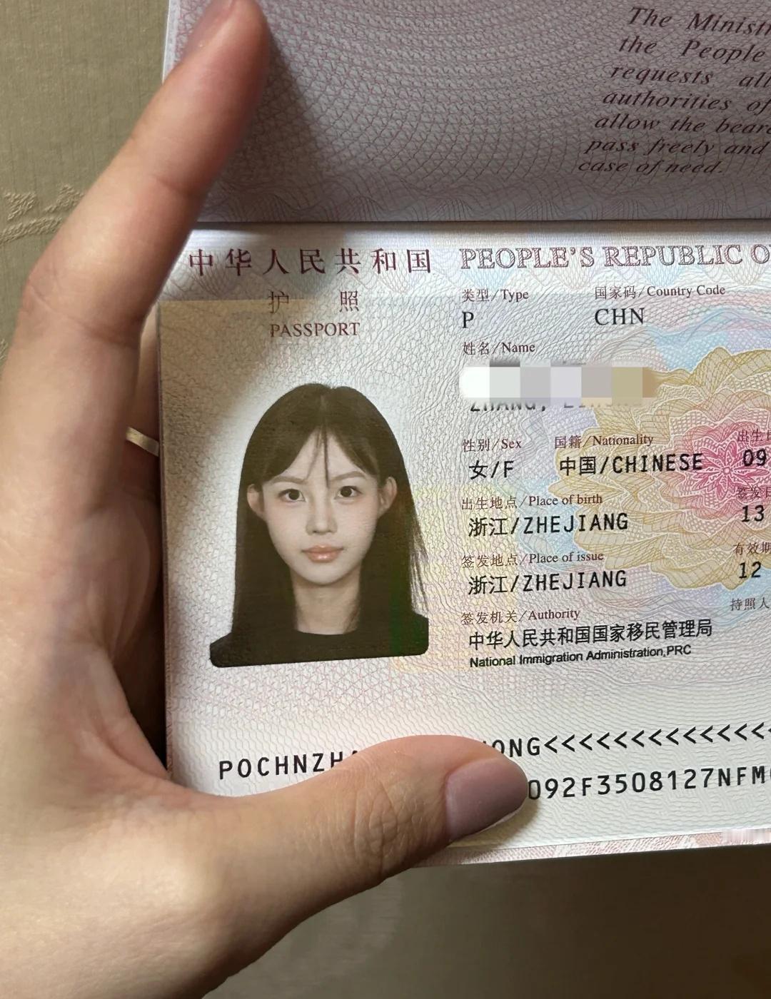 西湖区办护照｜这证件照真的超出预期✨
谁懂啊！本来做好证件照翻车的准备，结果在西