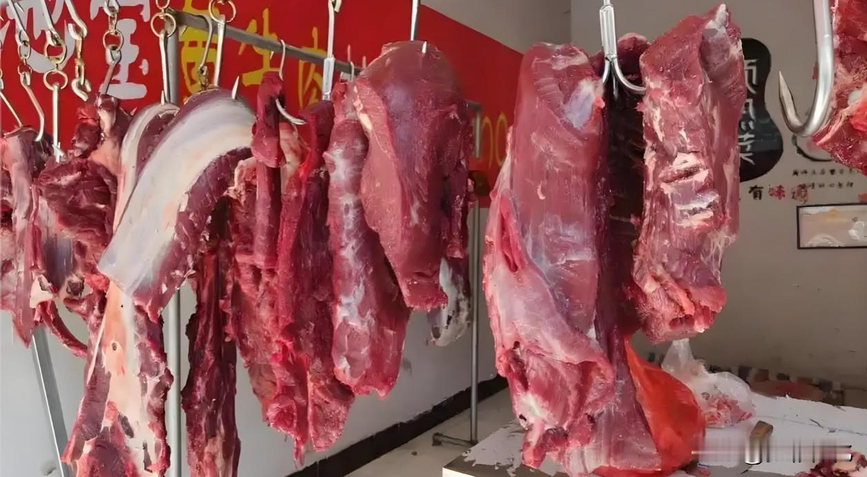 大家平时到集贸市场、超市买肉时，不知道注意这个现象吗？就是牛肉一般都是挂着卖，而