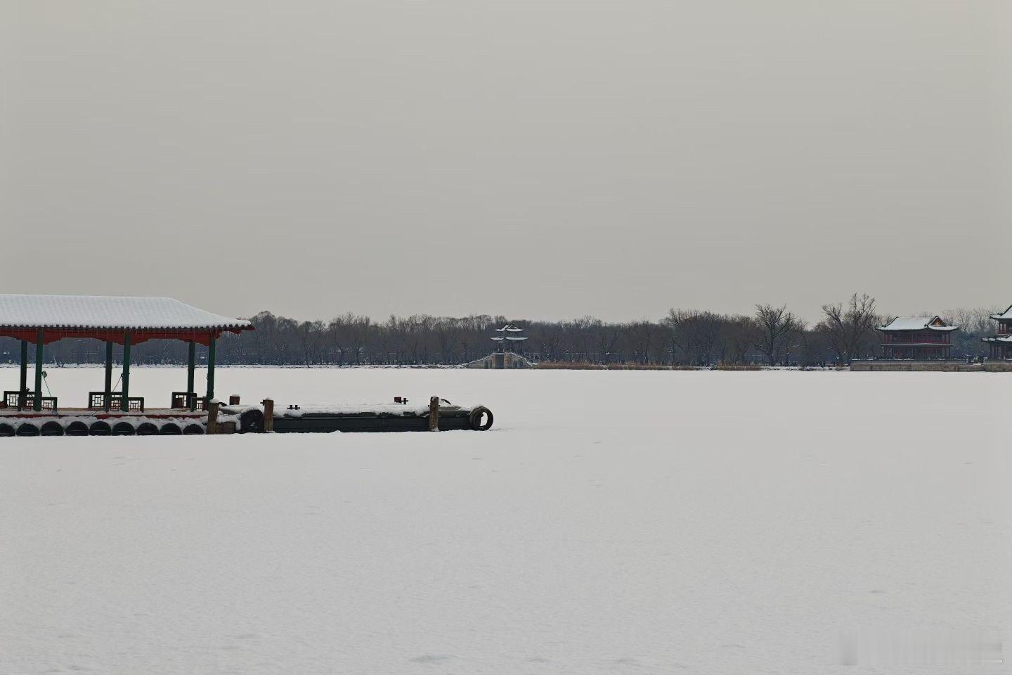 颐和园200多人连夜清理冰场听说游客自告奋勇要去参与，工作人员笑着说不用
