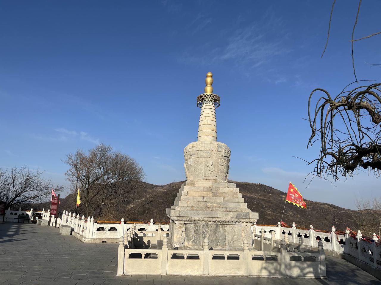 《马年应景·登高纳福》
——-马年正月初七张行之登妙峰山金顶祈福许愿三绝句

【