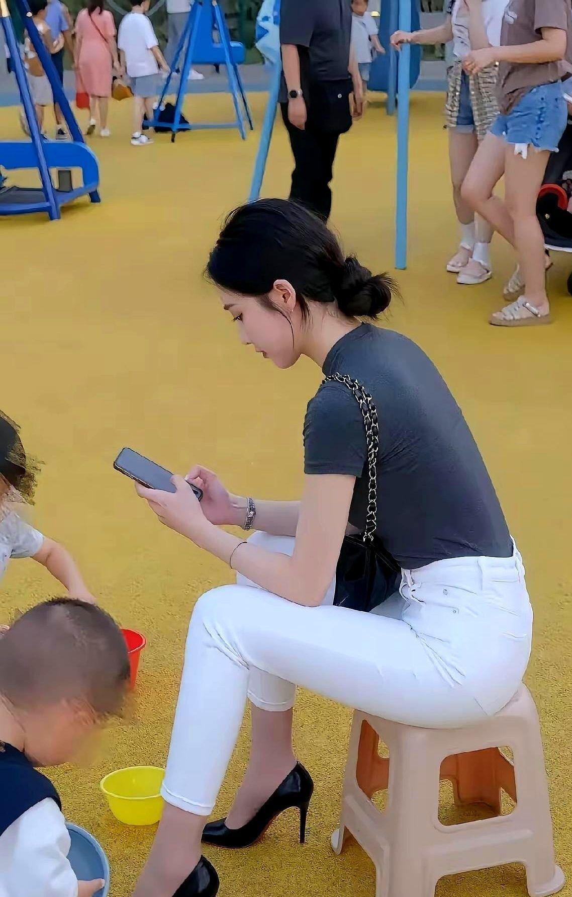 学校门口那条零折痕的白裤子，比简历更能暴露一个人的职业底色。
别的家长踩着塌后跟