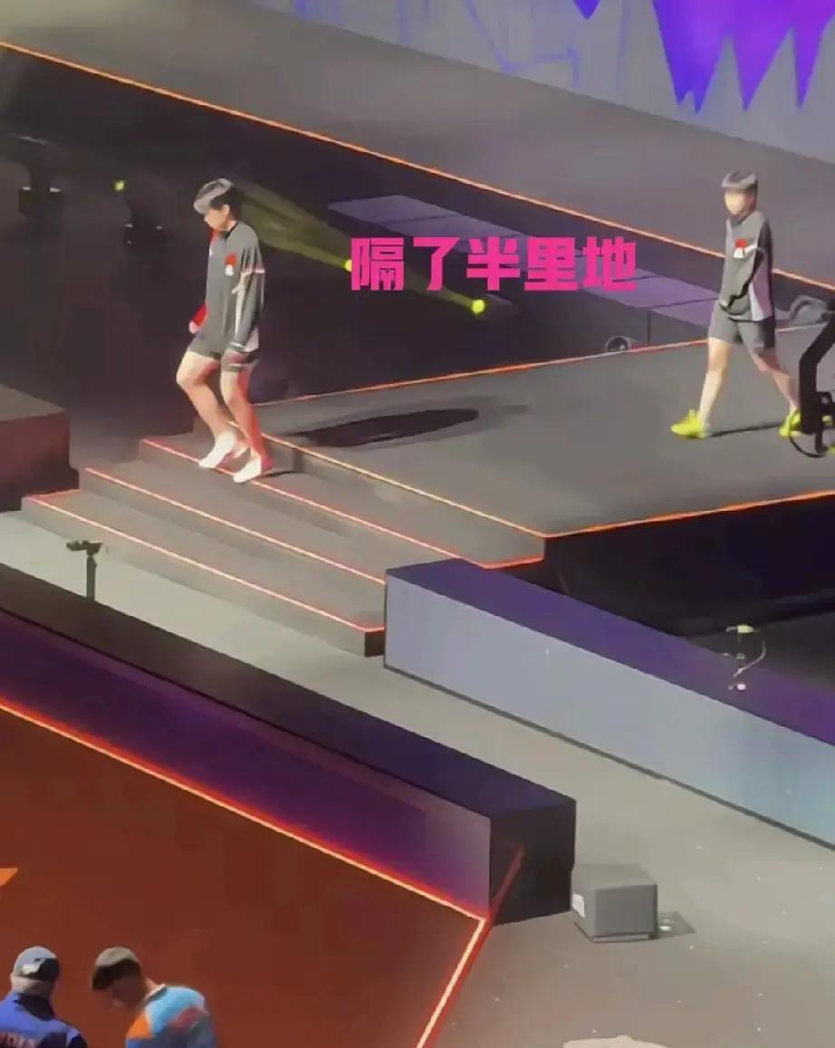 今天看混双出场，有点意思。
 
香港队出场方式挺特别，左右分开走出来。
 
韩国