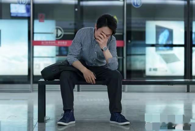 985儿子失业5个月后，母亲在厨房偷偷塞钱的瞬间

56岁的赵秀芳阿姨攥着手机，