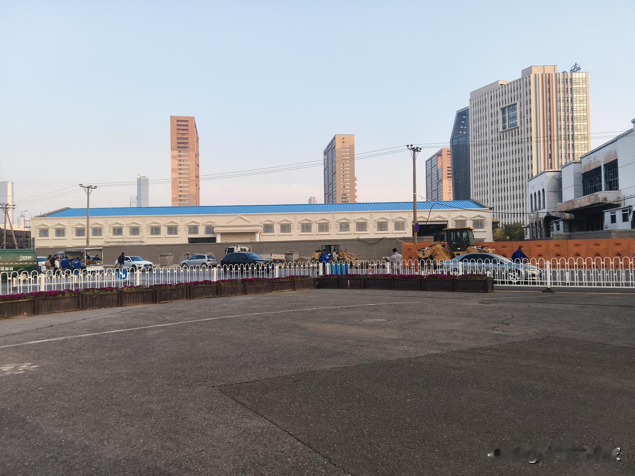 大连老破烂市场自从那年着火后被烧完的破楼就一直在那里闲着，也不拆也不改造也没啥说